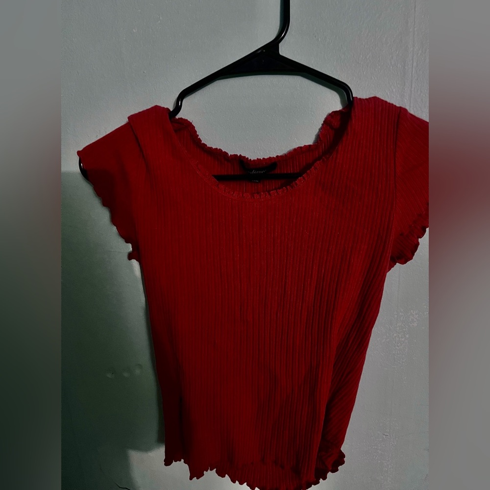 Small, red, ambiance tee